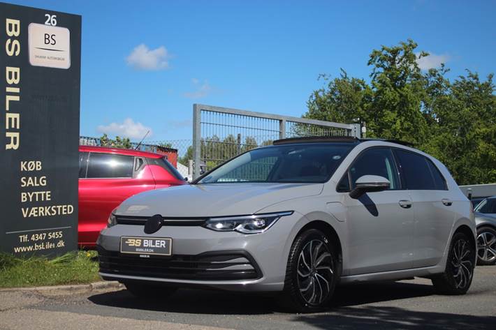 Grå VW Golf VIII fra 2021 set udefra