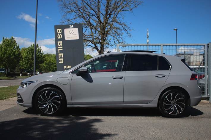 Grå VW Golf VIII fra 2021