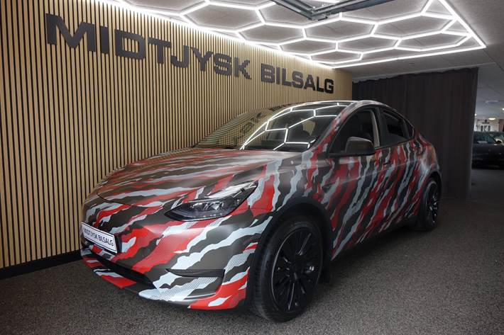 Sort Tesla Model Y fra 2023