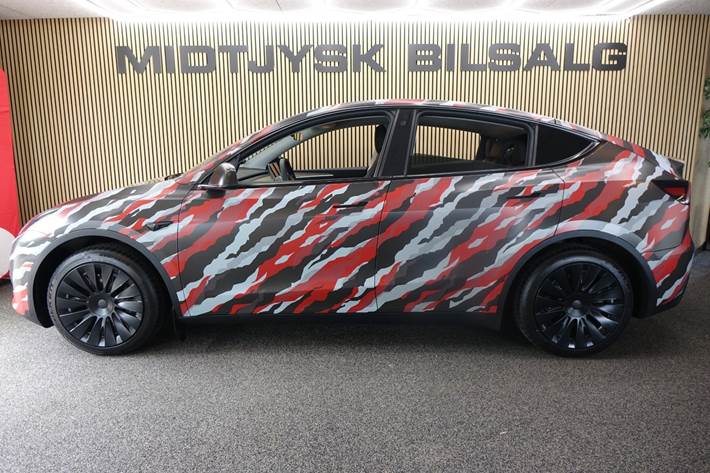 Sort Tesla Model Y fra 2023