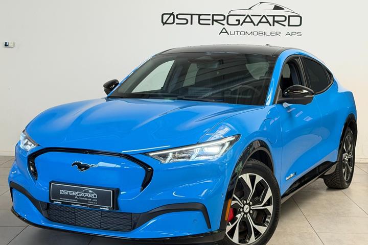 Blå Ford Mustang Mach-E fra 2025 set udefra