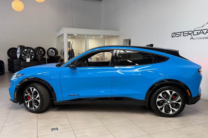 Blå Ford Mustang Mach-E fra 2025