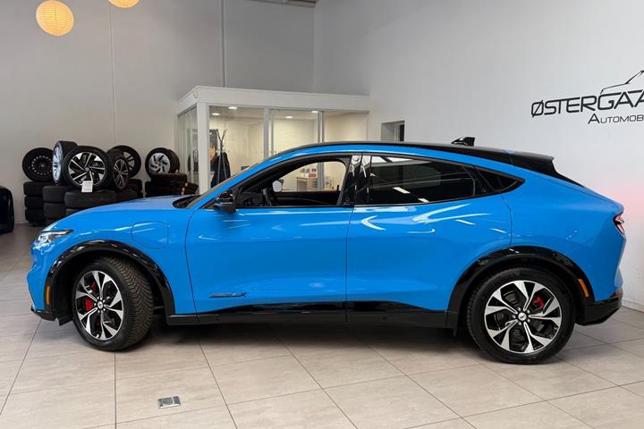 Blå Ford Mustang Mach-E fra 2025