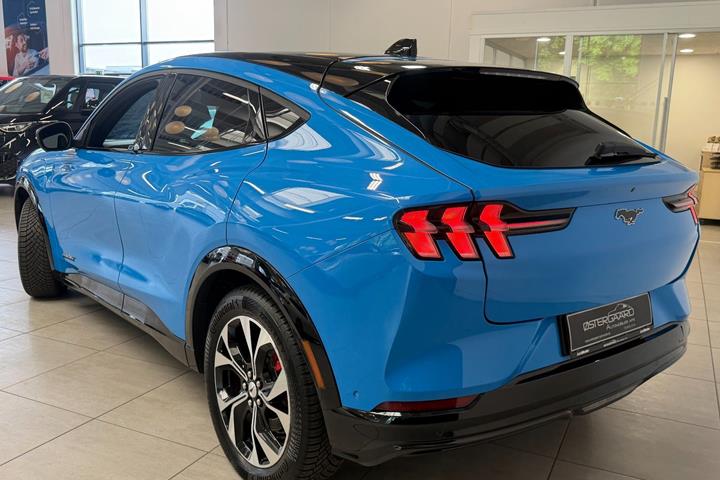 Blå Ford Mustang Mach-E fra 2025