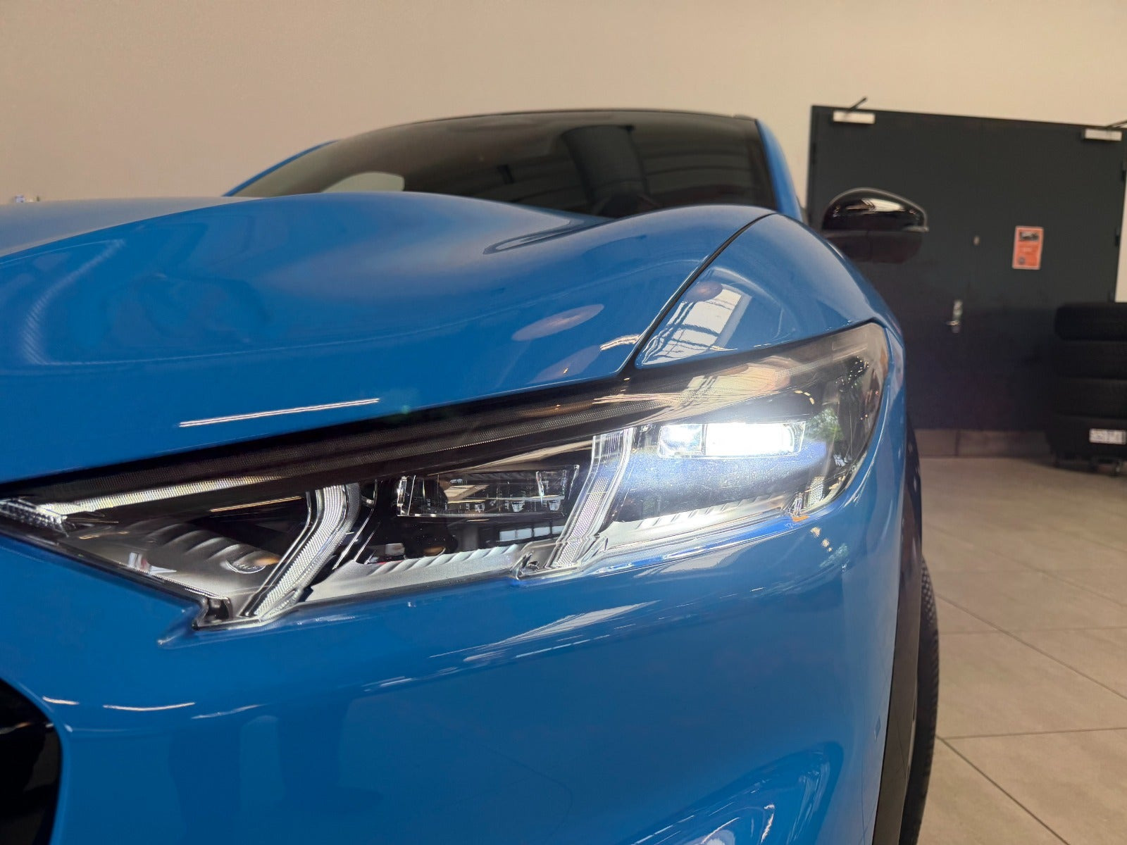 Blå Ford Mustang Mach-E fra 2025
