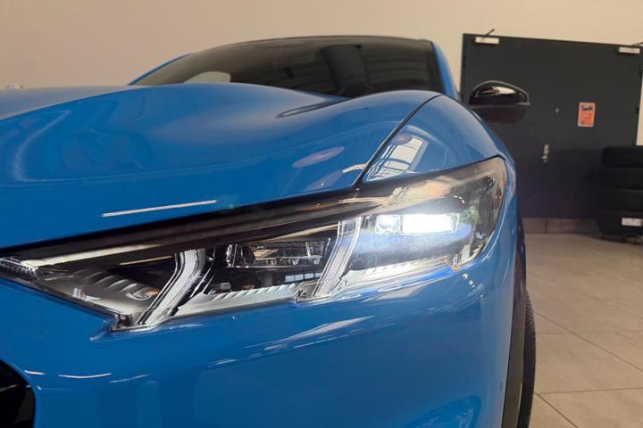 Blå Ford Mustang Mach-E fra 2025