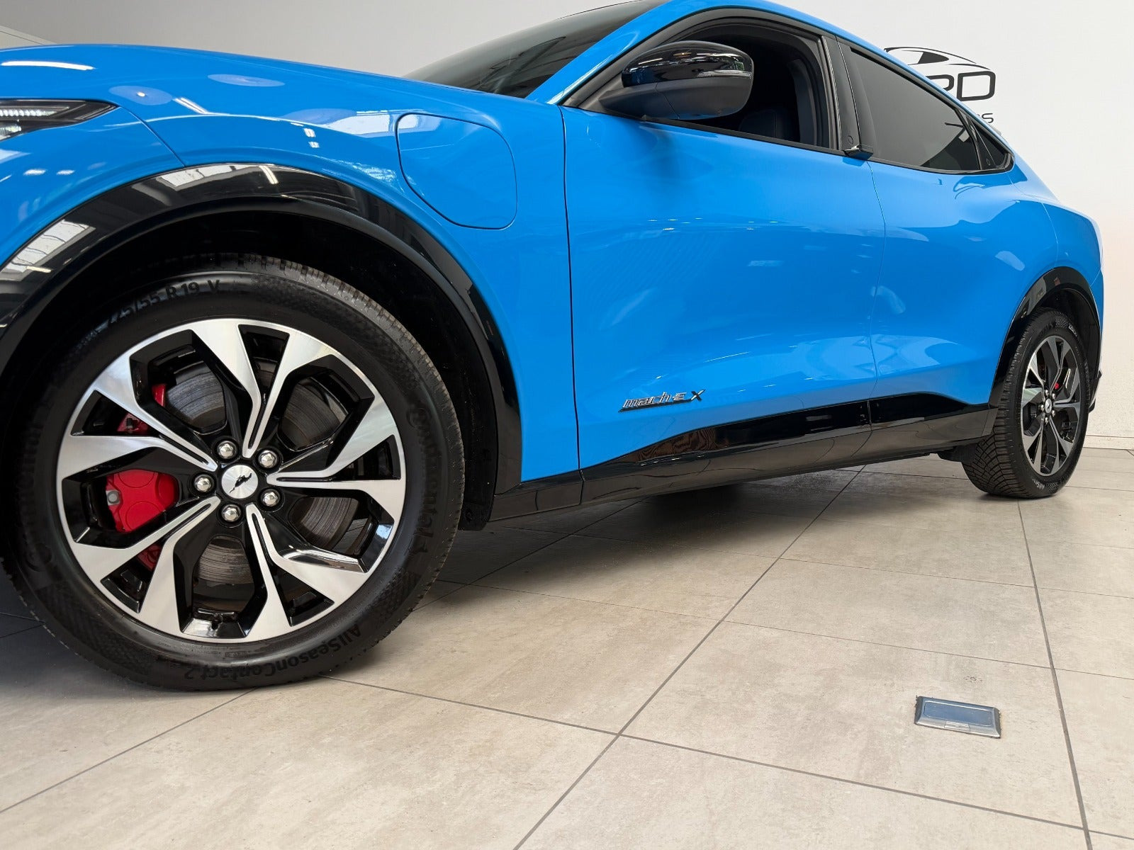 Blå Ford Mustang Mach-E fra 2025