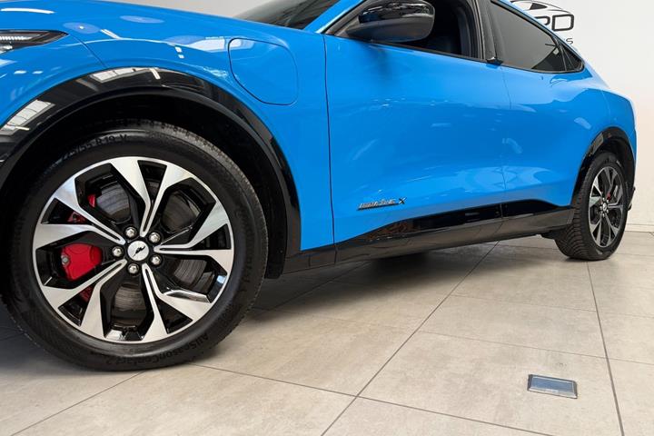 Blå Ford Mustang Mach-E fra 2025
