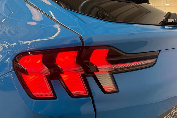 Blå Ford Mustang Mach-E fra 2025