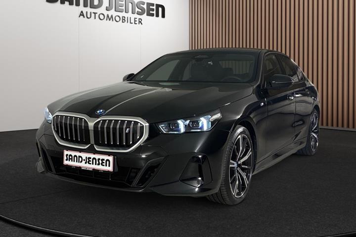 Sort BMW i5 fra 2025 set udefra