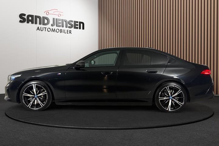Sort BMW i5 fra 2025