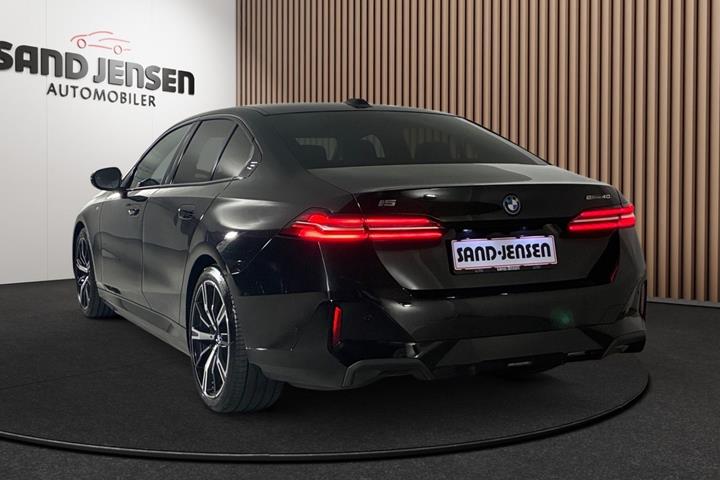 Sort BMW i5 fra 2025