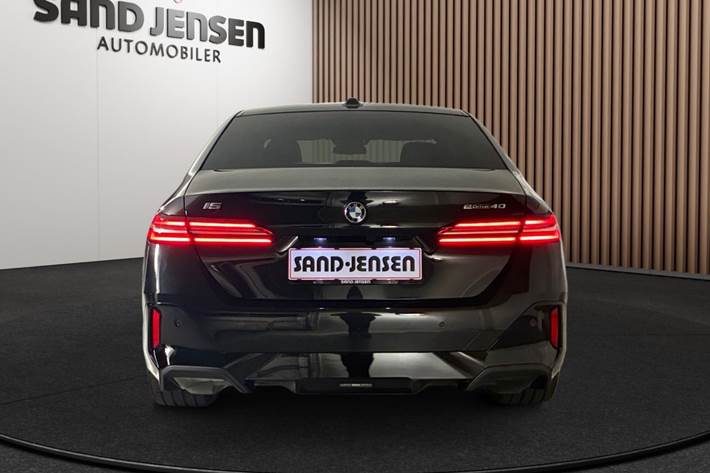 Sort BMW i5 fra 2025