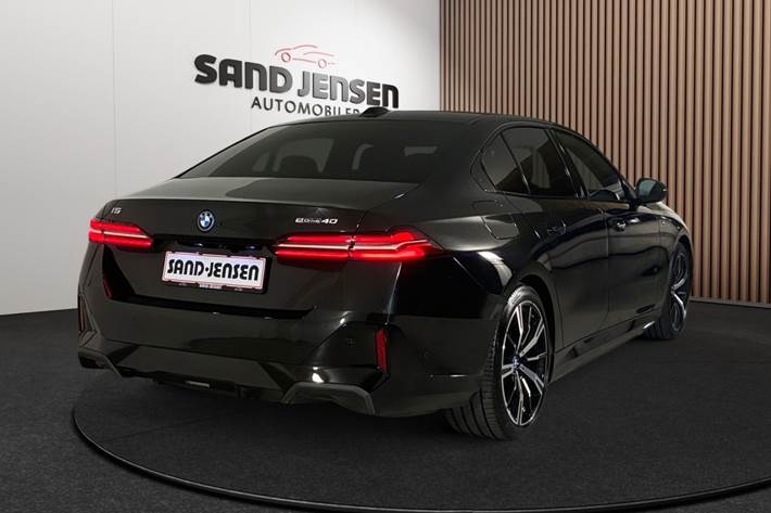 Sort BMW i5 fra 2025