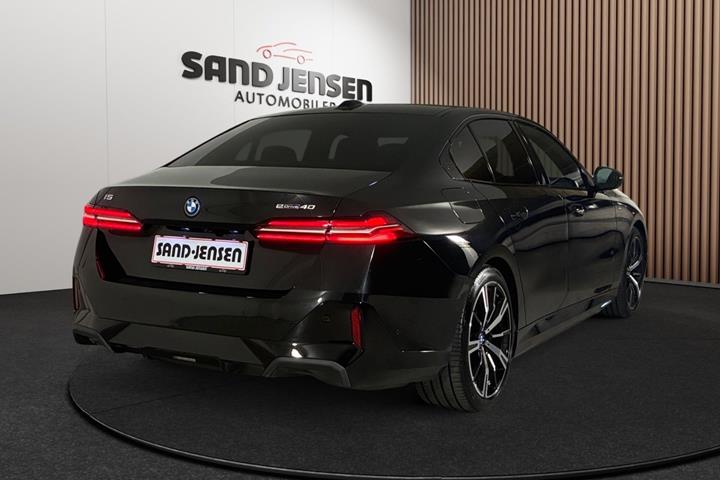 Sort BMW i5 fra 2025