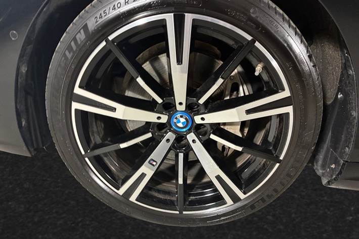 Sort BMW i5 fra 2025
