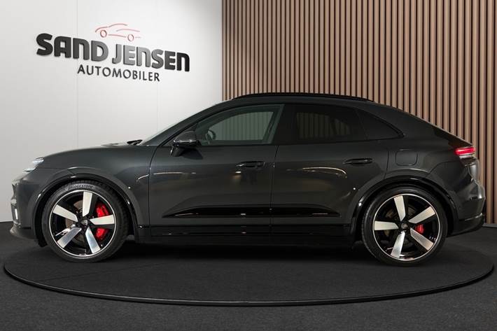 Grå Porsche Macan Turbo fra 2025