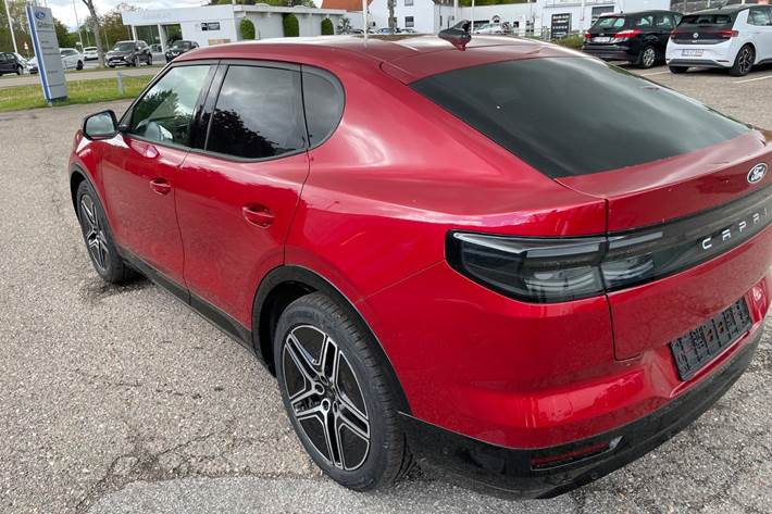 Rød Ford Capri fra 2025