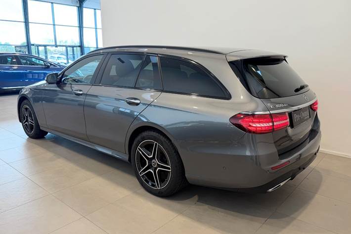 Grå Mercedes E300 de fra 2023