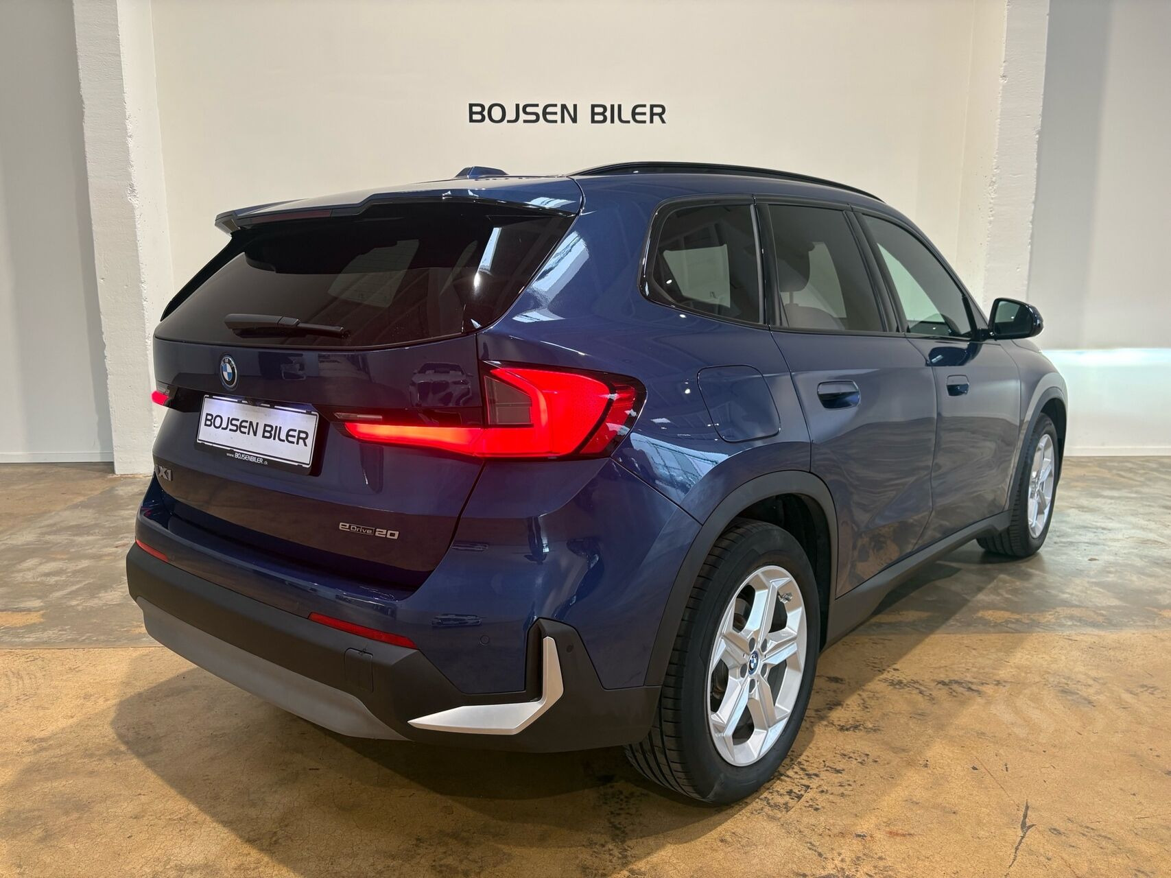 Blå BMW iX1 fra 2024