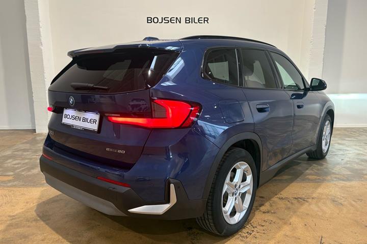 Blå BMW iX1 fra 2024