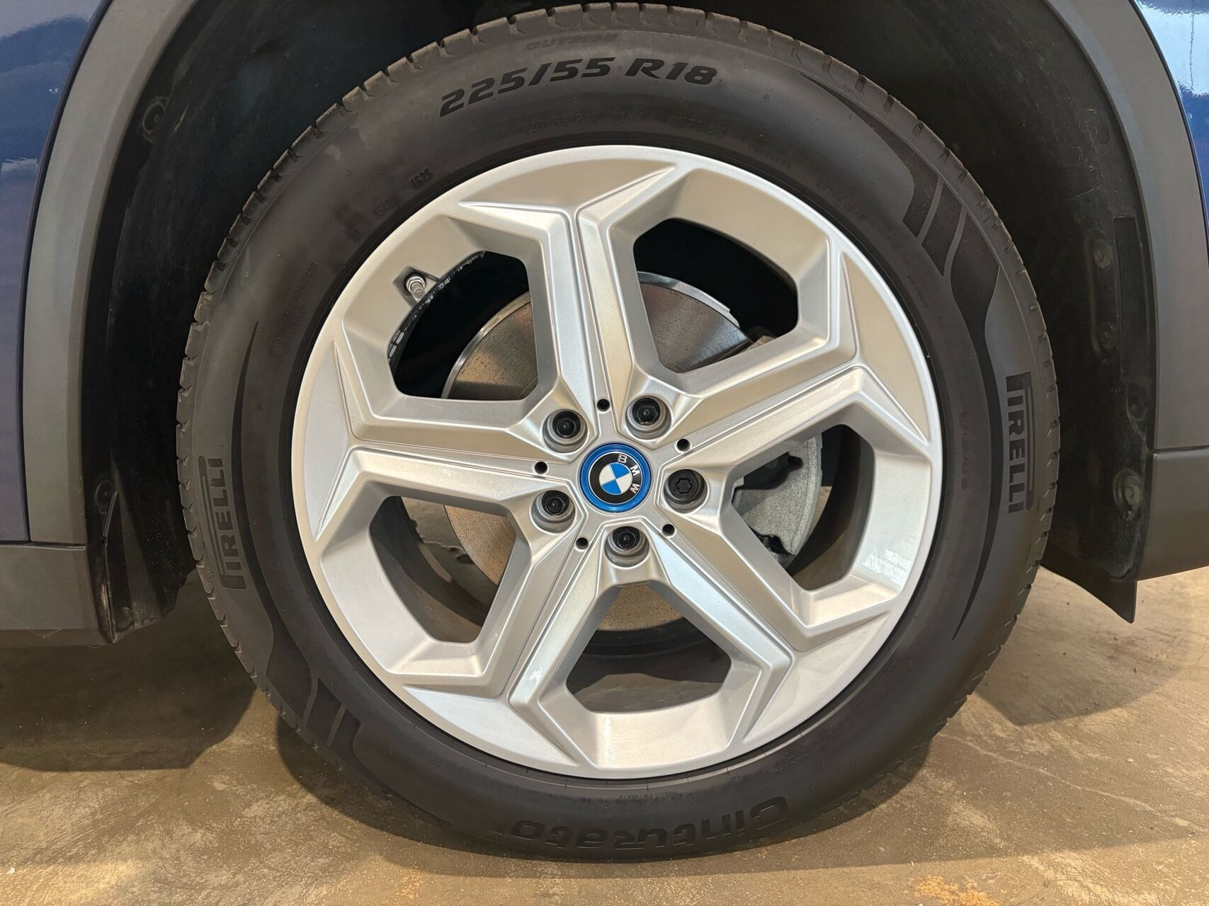 Blå BMW iX1 fra 2024