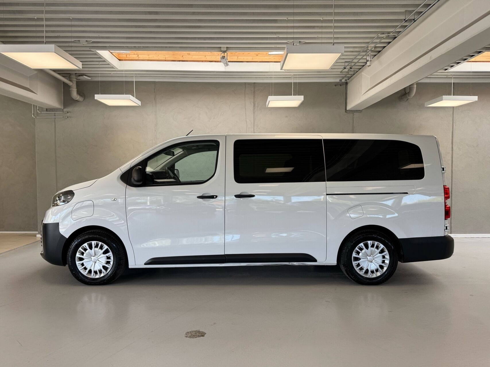 Hvid Toyota Proace Verso Electric fra 2024