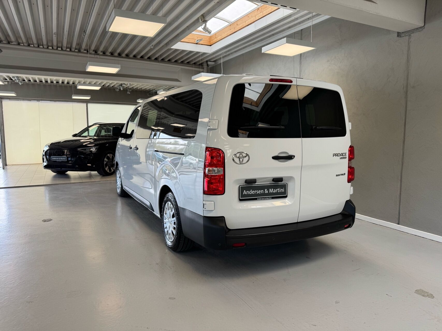 Hvid Toyota Proace Verso Electric fra 2024