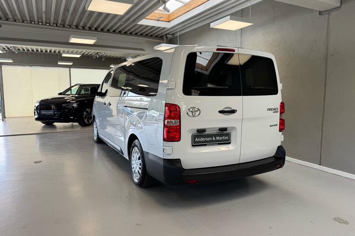 Hvid Toyota Proace Verso Electric fra 2024