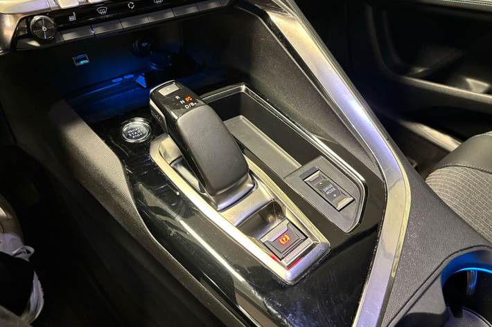 Grå Peugeot 3008 fra 2021