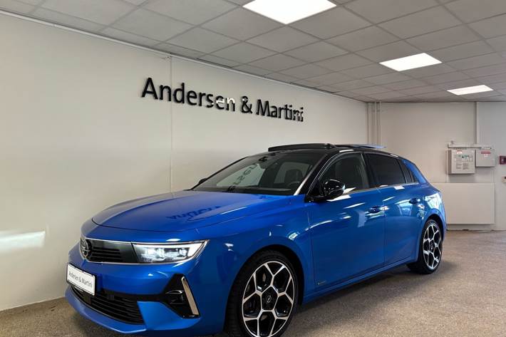 Blå Opel Astra fra 2022