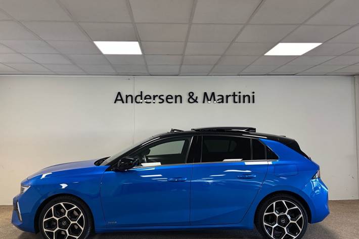 Blå Opel Astra fra 2022