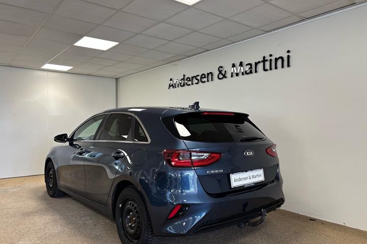 Blå Kia Ceed fra 2019