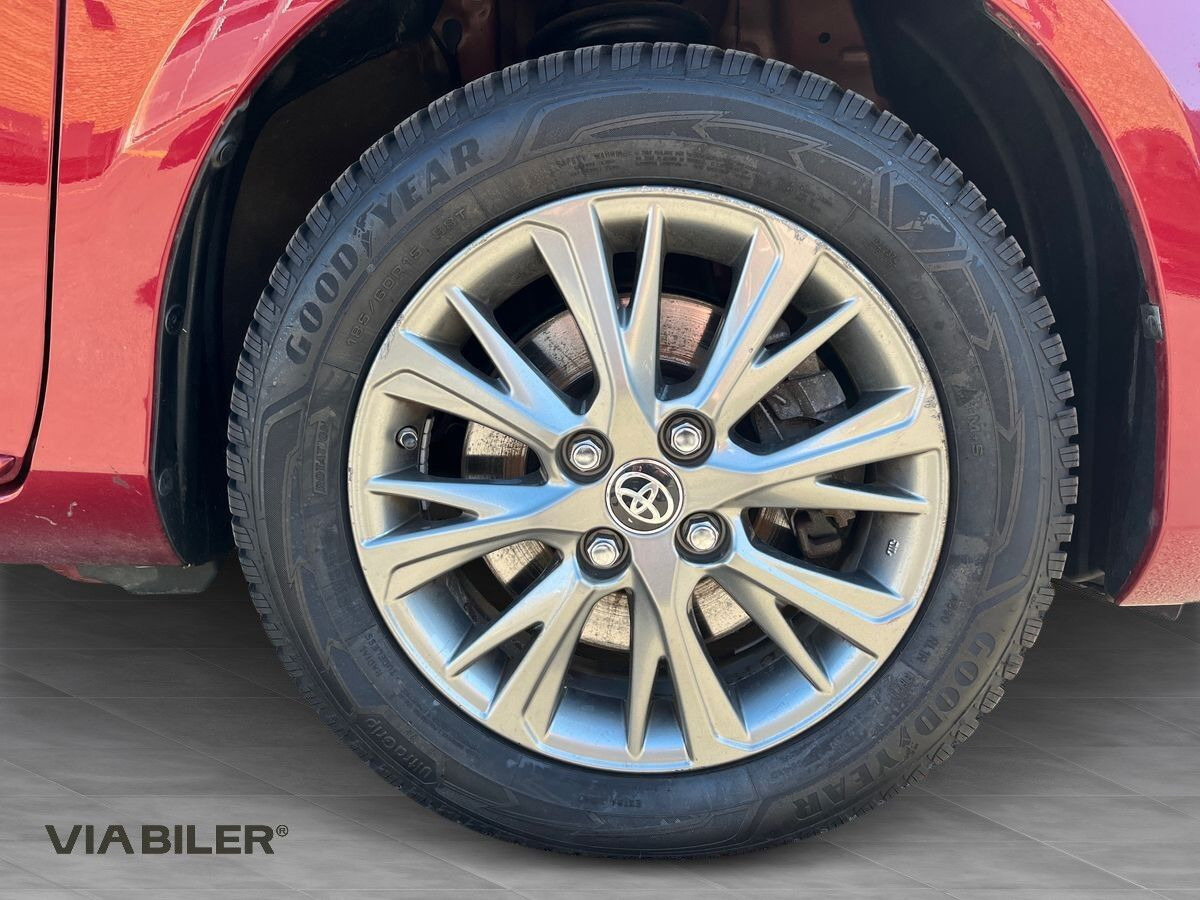 Rød Toyota Yaris fra 2018