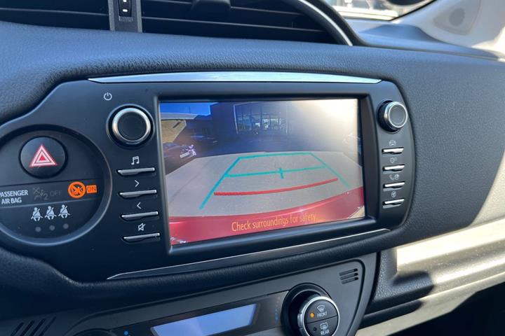 Rød Toyota Yaris fra 2018