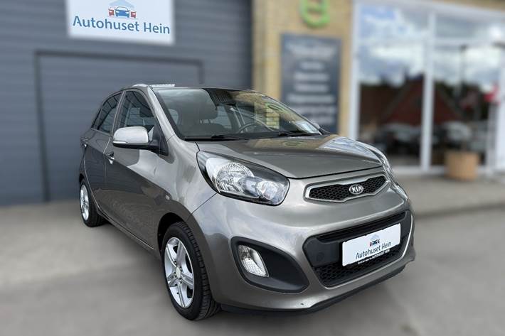 Grå Kia Picanto fra 2012 set udefra