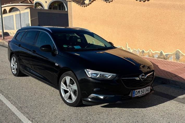 Sort Opel Insignia fra 2018