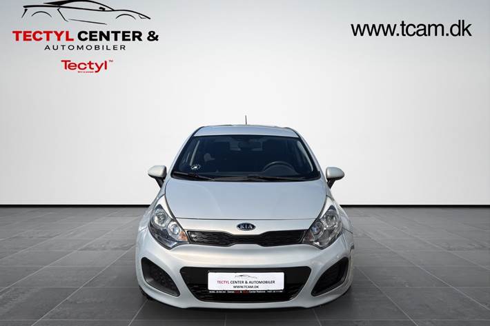 Beige Kia Rio fra 2012
