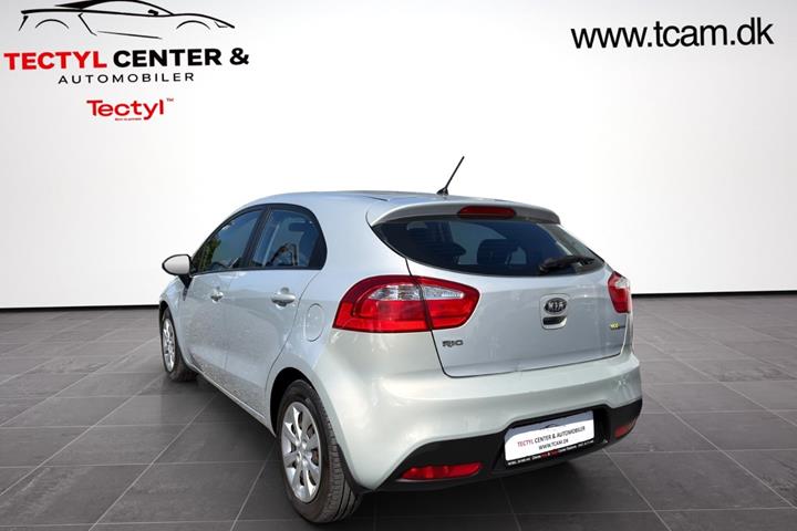 Beige Kia Rio fra 2012