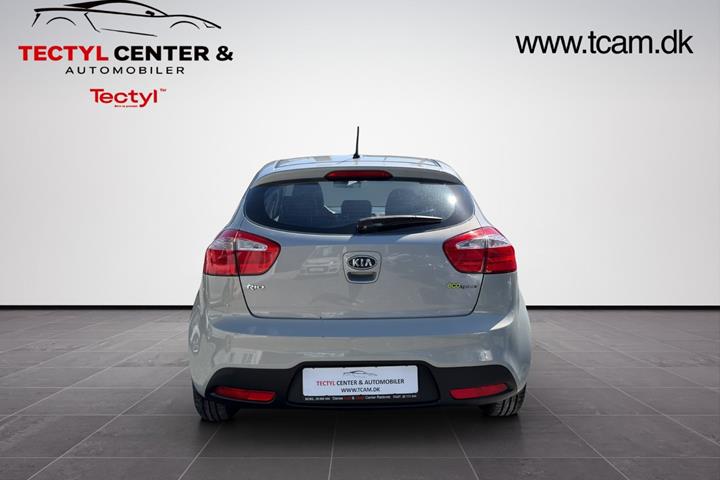 Beige Kia Rio fra 2012