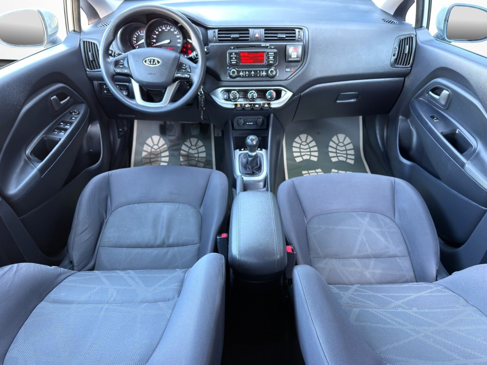 Beige Kia Rio fra 2012