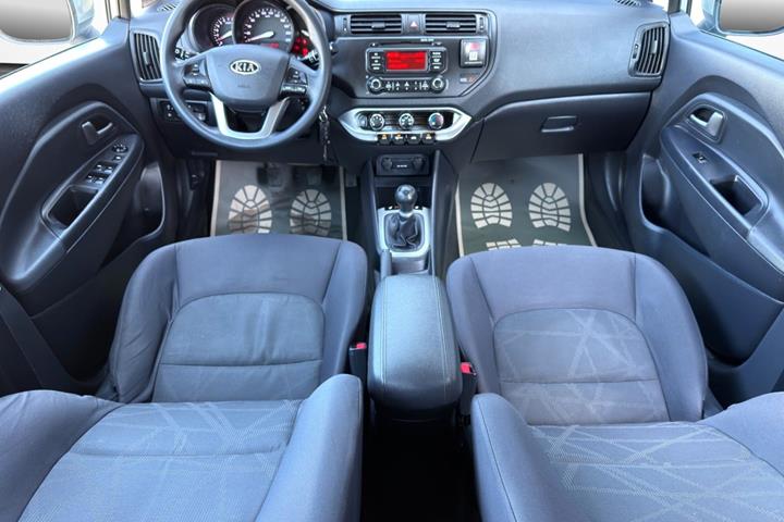 Beige Kia Rio fra 2012
