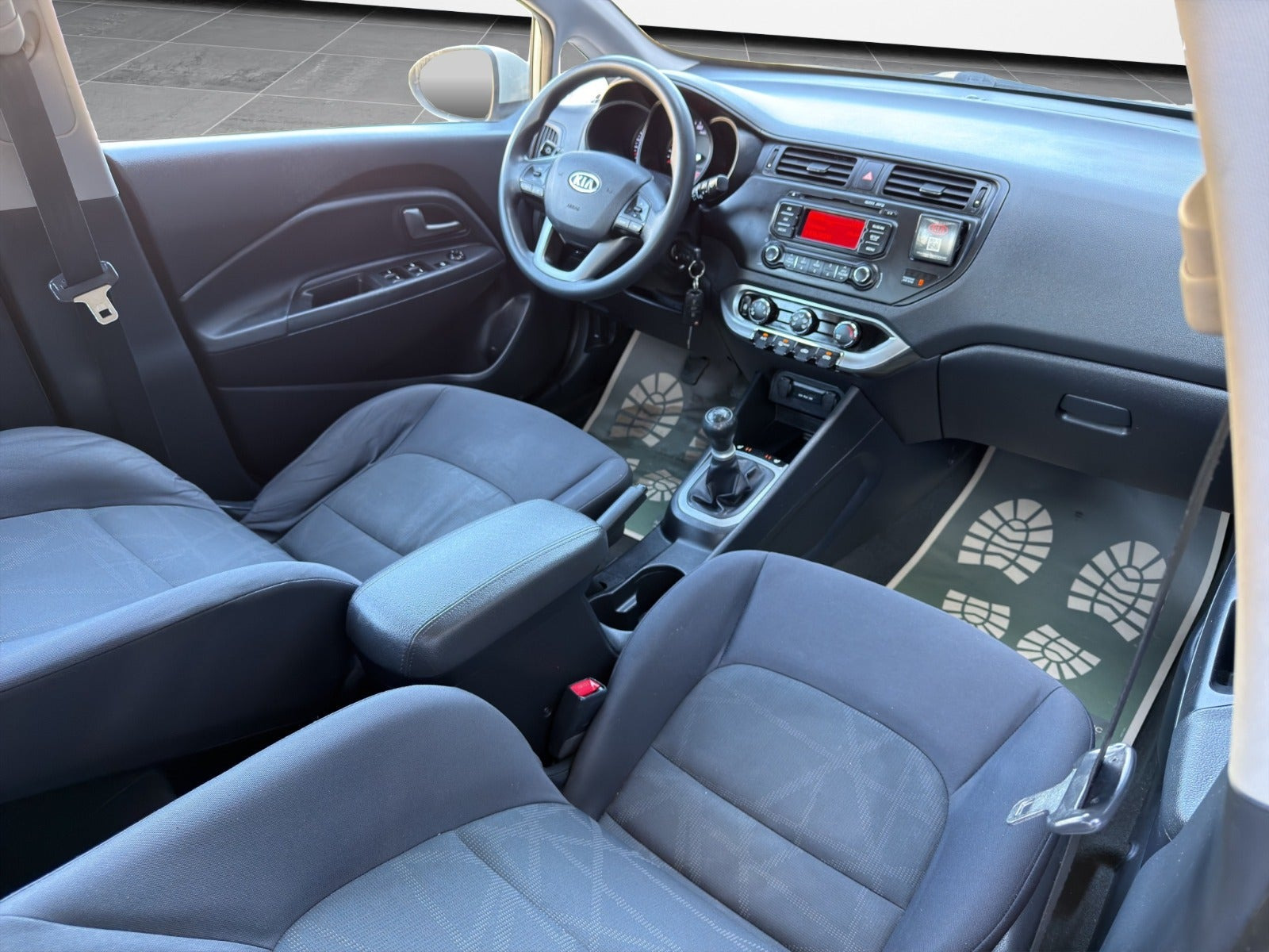 Beige Kia Rio fra 2012