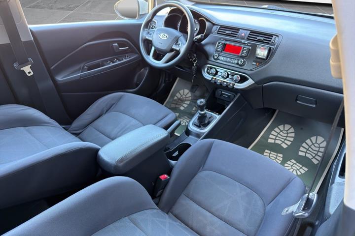 Beige Kia Rio fra 2012