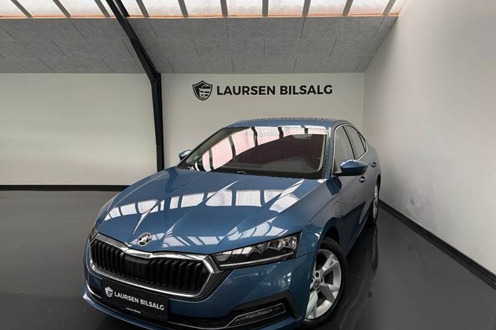 Blå Skoda Octavia fra 2021 set udefra