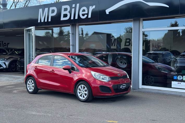 Rød Kia Rio fra 2013