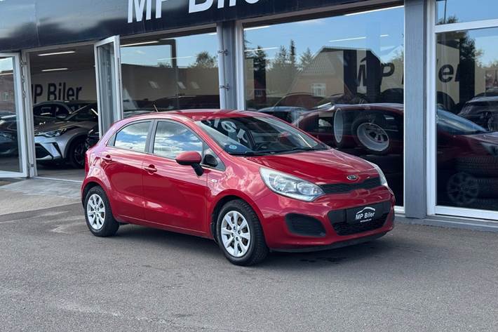 Rød Kia Rio fra 2013