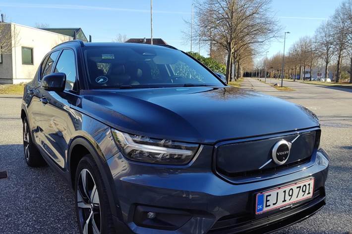 Blå Volvo XC40 fra 2021