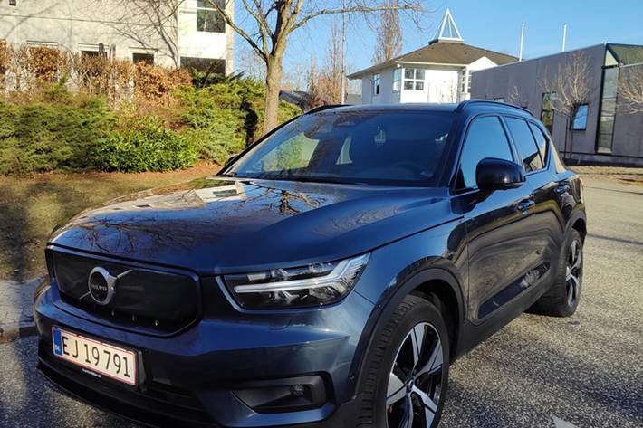 Blå Volvo XC40 fra 2021