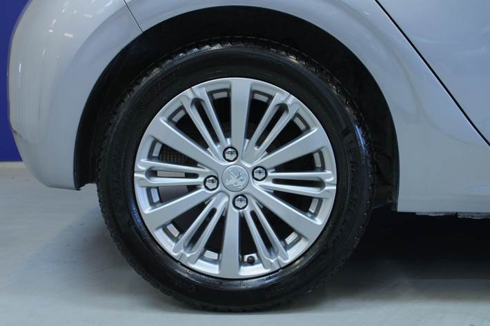Sølv Peugeot 208 fra 2019